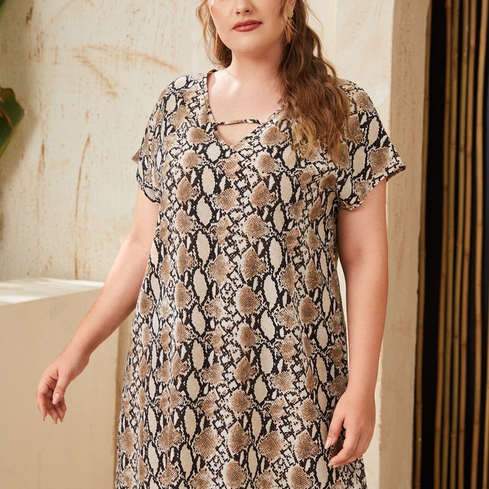 NWOT CUTOUT V-NECK SNAKESKIN PRINT SHORT DRESS
